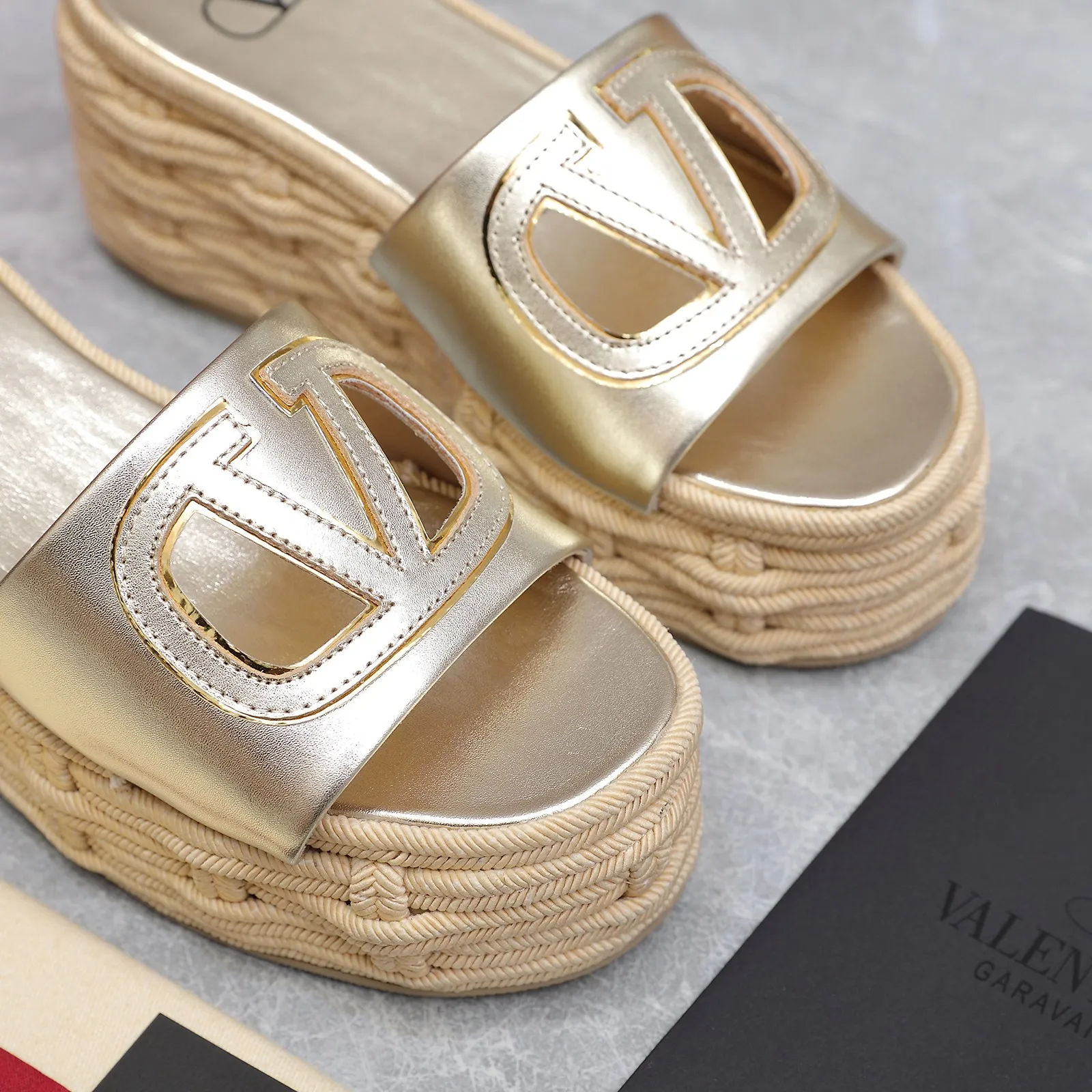 👟👟Ex-factory price 640👟👟The highest version💯💯💯 2024 early spring counter catwalk style updated simultaneously 💗Valentino💗Valentino Wedge hemp rope bottom slippers/follow-up sandals series ——————————Top version Super creative craft design highlights the brand’s unique style, luxury fashion and highly recognizable Exquisite round head, perfect side arc, extremely pure taste, ladylike temperament and full of femininity‼ ️ Upper: Made of imported cowhide. Lining: Made of mixed sheepskin. Italian imported cowhide outsole. Wedge heel back height: 8.5CM. Front height: 5.5CM. Code number: 35-41 (41 customized)